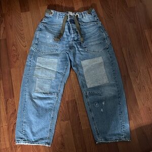 We The Free people Blue Jeans women Barrel Jeans ,it’s missing one botton